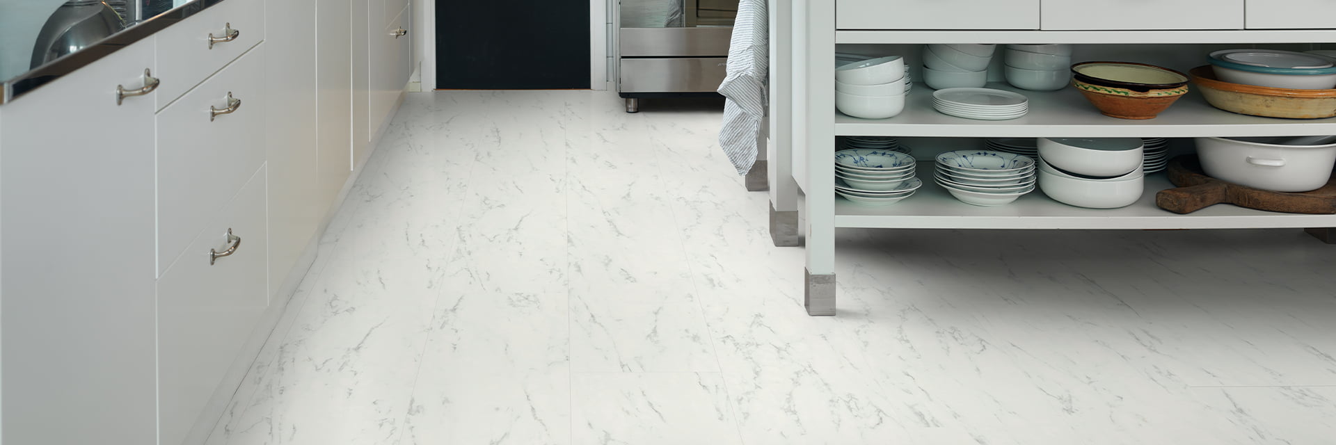 hvidt marmorgulv i et trendy køkken